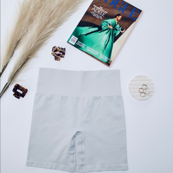 ARITZIA TnaBODY™ Atmosphere Ribbed 7" High-waisted Short - Picture 1 of 2